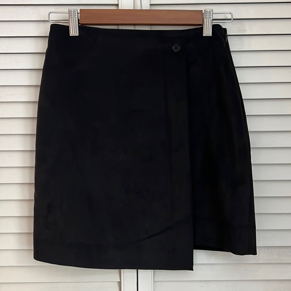 Velvet skirt, side slit detail with zipper side.